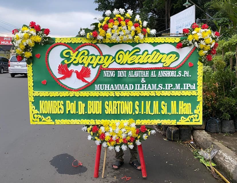 https://yansflorist.com/image/produk/Buket-Bunga-Segar/Karangan-Bunga-Happy-Wedding-Model-14-0.jpeg