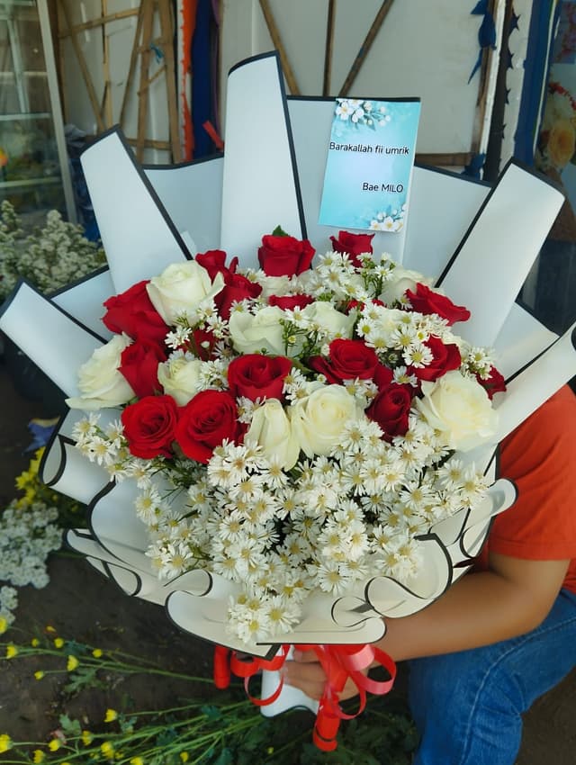 https://yansflorist.com/image/produk/Buket-bunga-segar/Buket-Bunga-Segar-1.jpeg