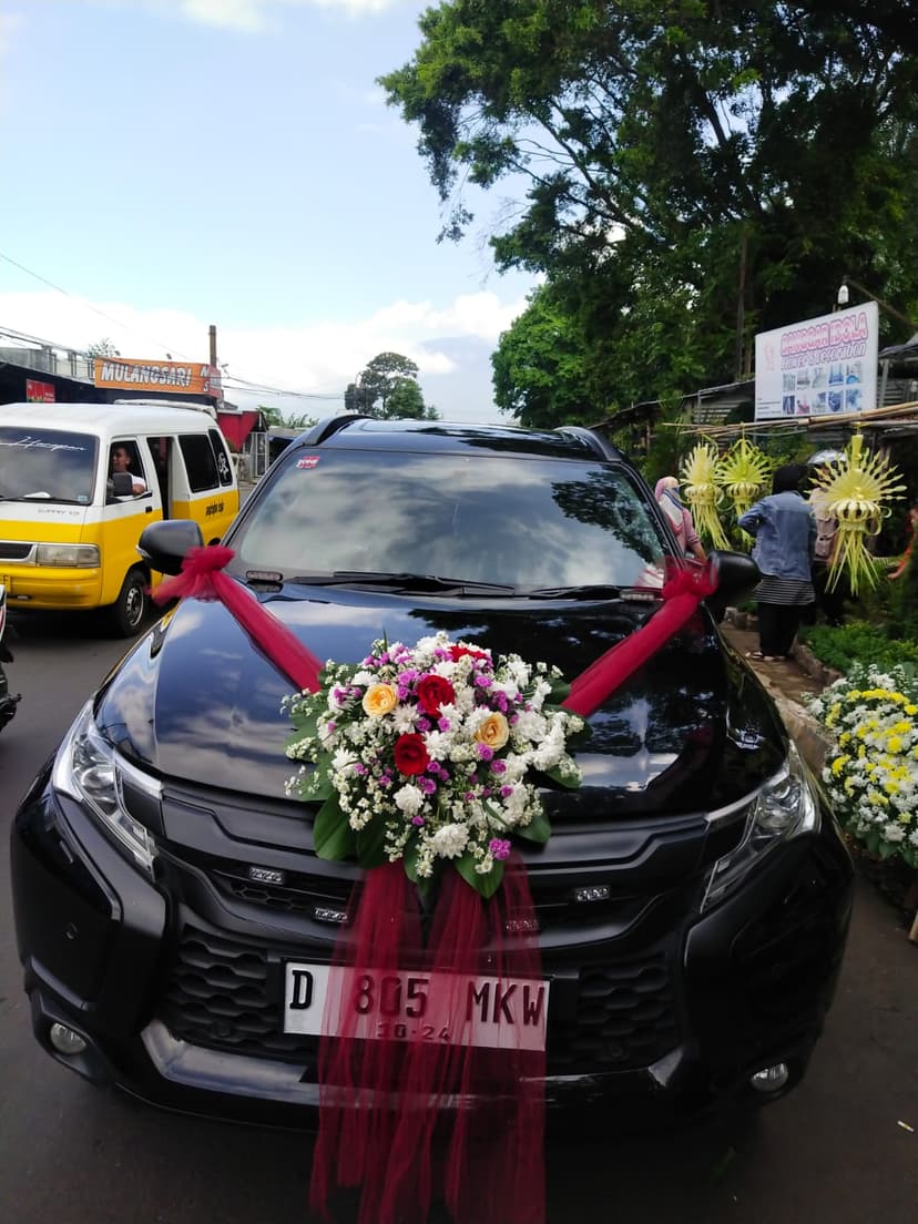 https://yansflorist.com/image/produk/Bunga-Mobil/Bunga-Mobil-Model-12-0.jpeg